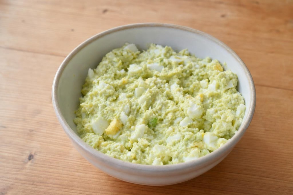 Avocado spread with bryndza and eggs