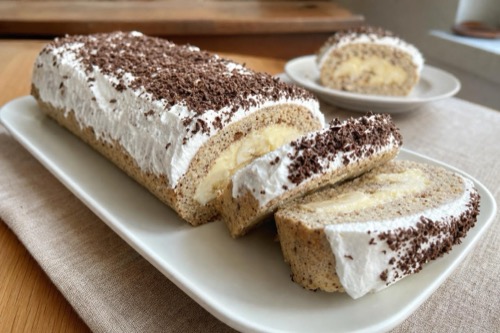 Banana split roláda s banánmi, pudingom a šľahačkou