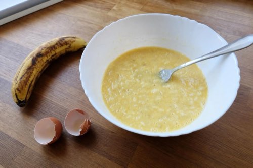 Three-ingredient flourless banana muffins