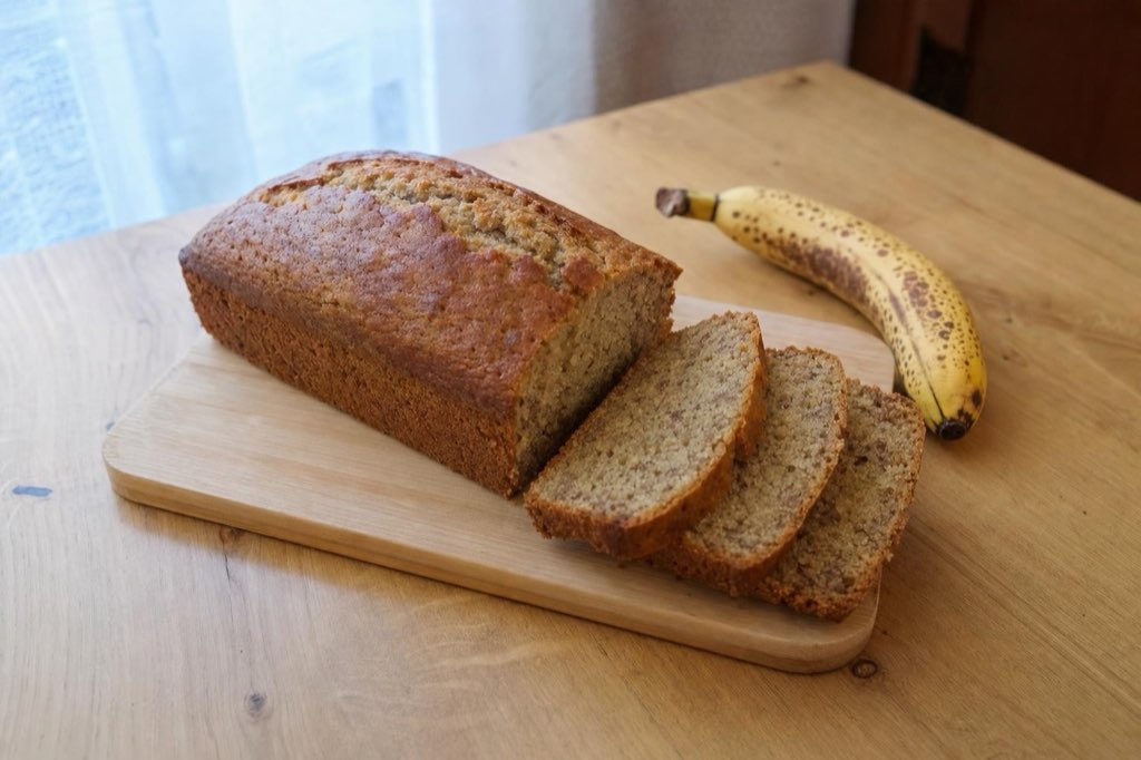 Banánový chlebíček ze 3 zralých banánů a hladké mouky: těsto smícháte v jedné míse
