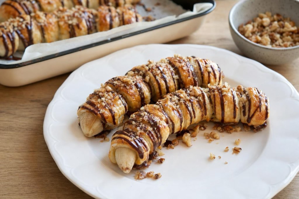 Puff pastry bananas with walnuts and chocolate