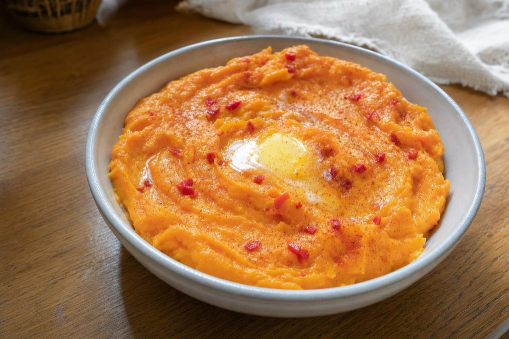 Mashed sweet potatoes with cream and cayenne