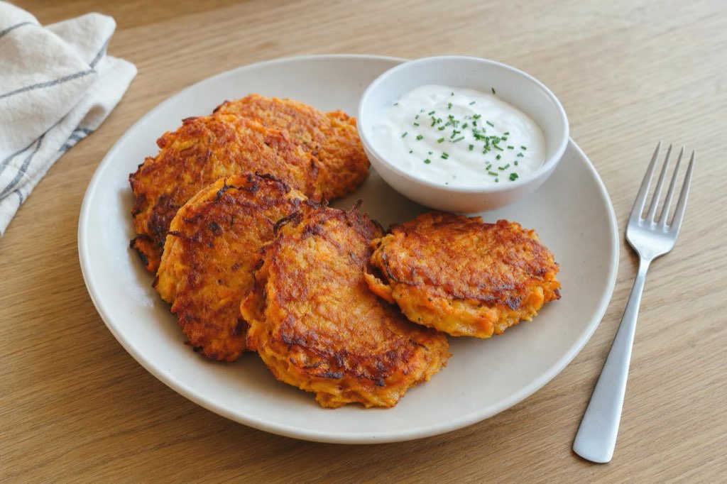 Sweet potato fritters with garlic and yogurt dip