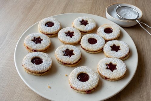 Glutenfreie Linzer Plätzchen: Teig aus 250 g glutenfreiem Mehl und Mandeln mit Marmelade füllen