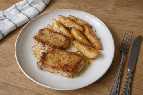 Pork loin chops with caramelized pears and thyme