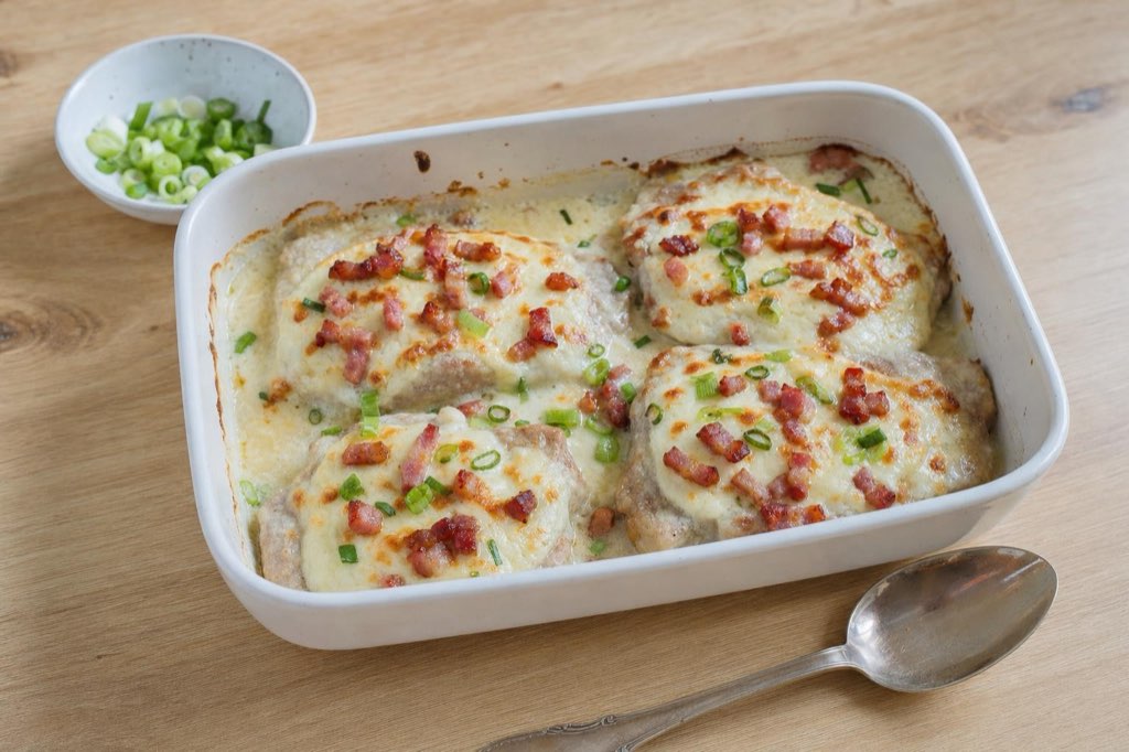 Schweinekarree mit Bryndza und Speck überbacken