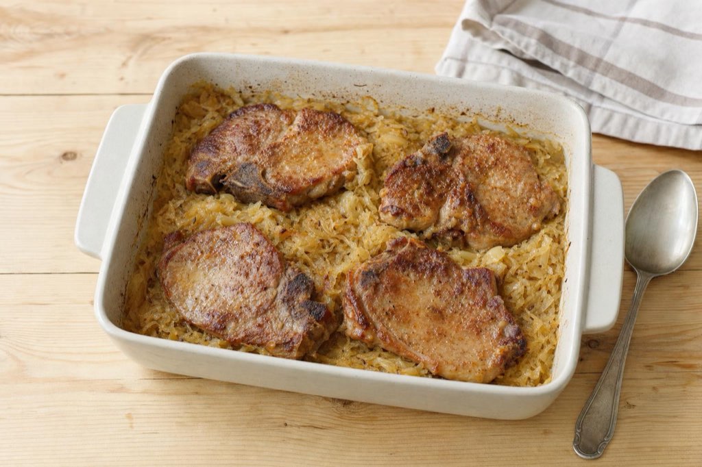 Schweinekoteletts auf Sauerkraut mit Kümmel