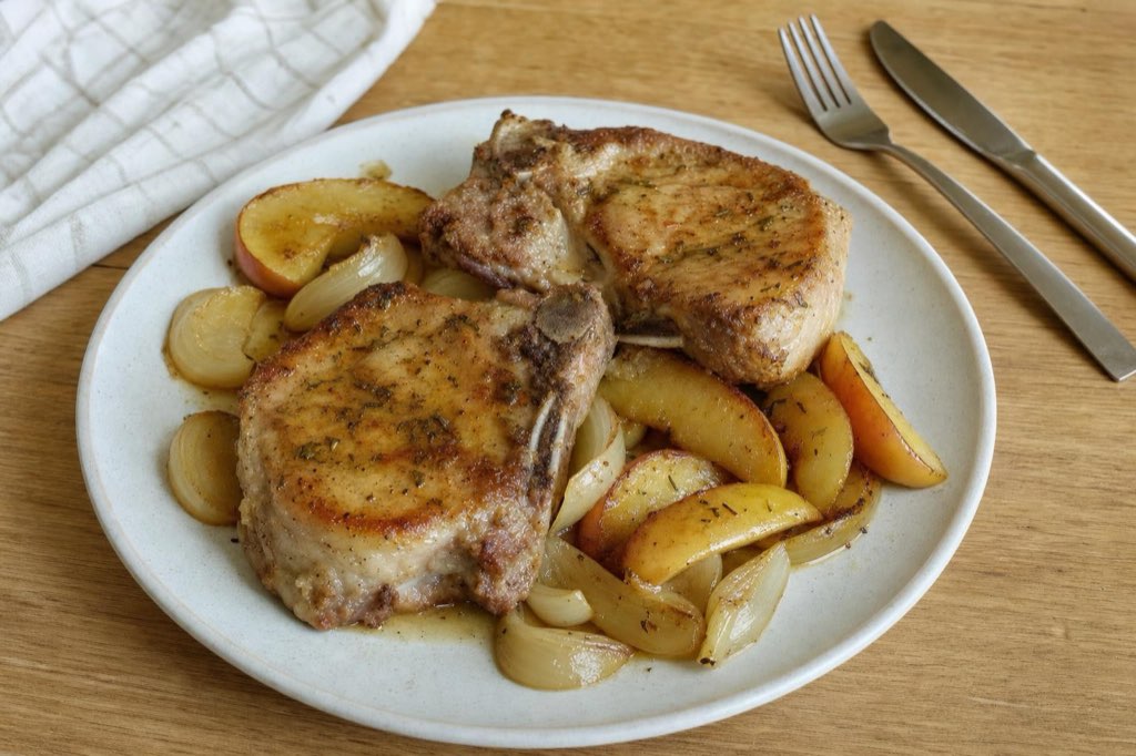 Skillet pork chops with apples and onions