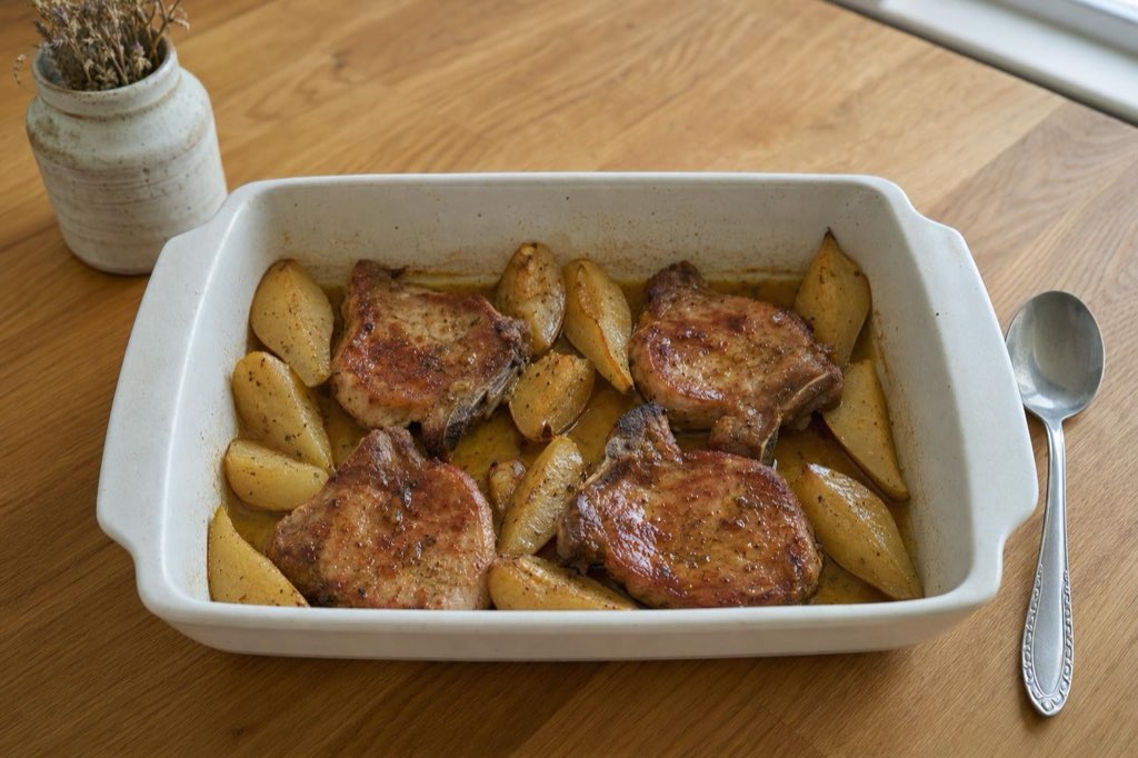 Pork chops with roasted pears and honey