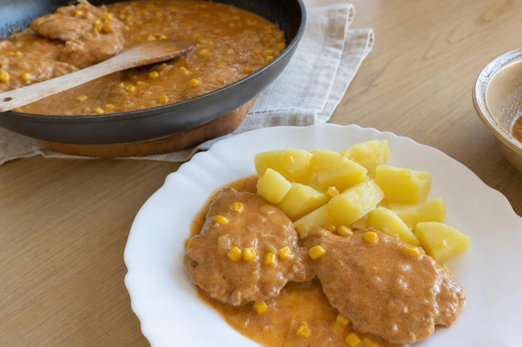 Bravčové rezne v cibuľovej omáčke s kukuricou