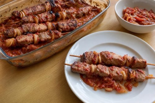 Bravčový kebab z karé s cibuľou a paradajkami