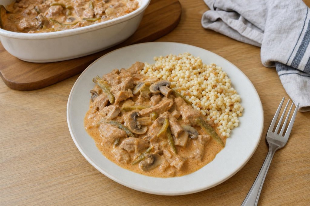Schweine-Stroganoff mit Champignons aus 700 g Schulter und 200 g saurer Sahne