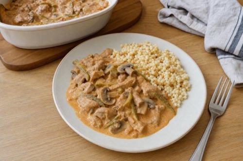 Schweine-Stroganoff mit Champignons aus 700 g Schulter und 200 g saurer Sahne