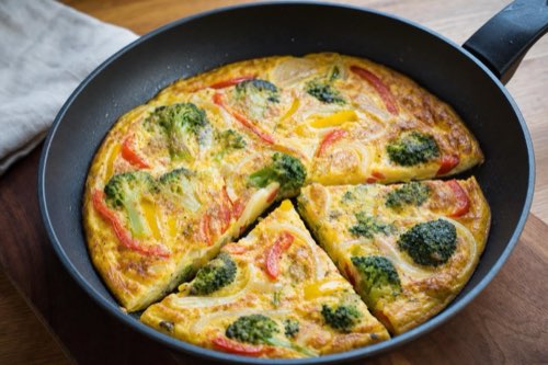 Brokolicová frittata s paprikou a cibuľou na raňajky