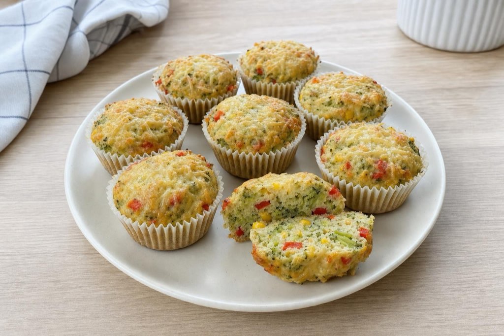 Brokolicové muffiny so syrom: 150 g brokolice krátko povaríte a nasekáte nadrobno