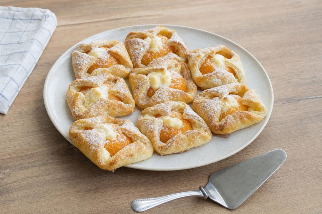 Cinnamon peach puff pastry parcels