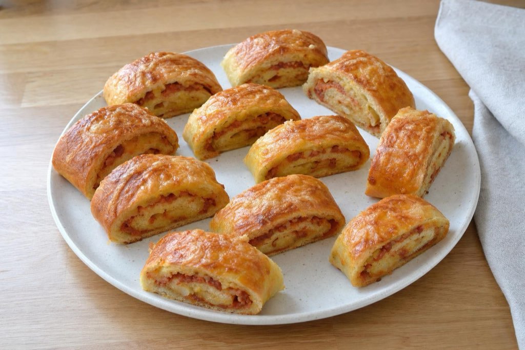 Herzhafte Heferöllchen mit Räucherwurst und Käse