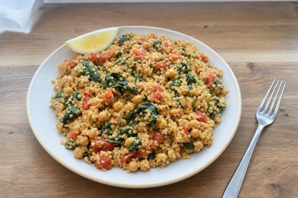 Skillet bulgur with chickpeas, spinach and tomatoes