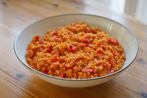 Bulgurový pilaf s paradajkami a paprikou
