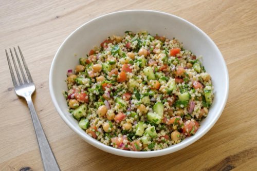 Bulgur salad with chickpeas, cucumber and lemon