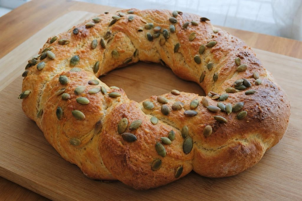 Knoblauch-Hefekranz mit Kürbiskernen