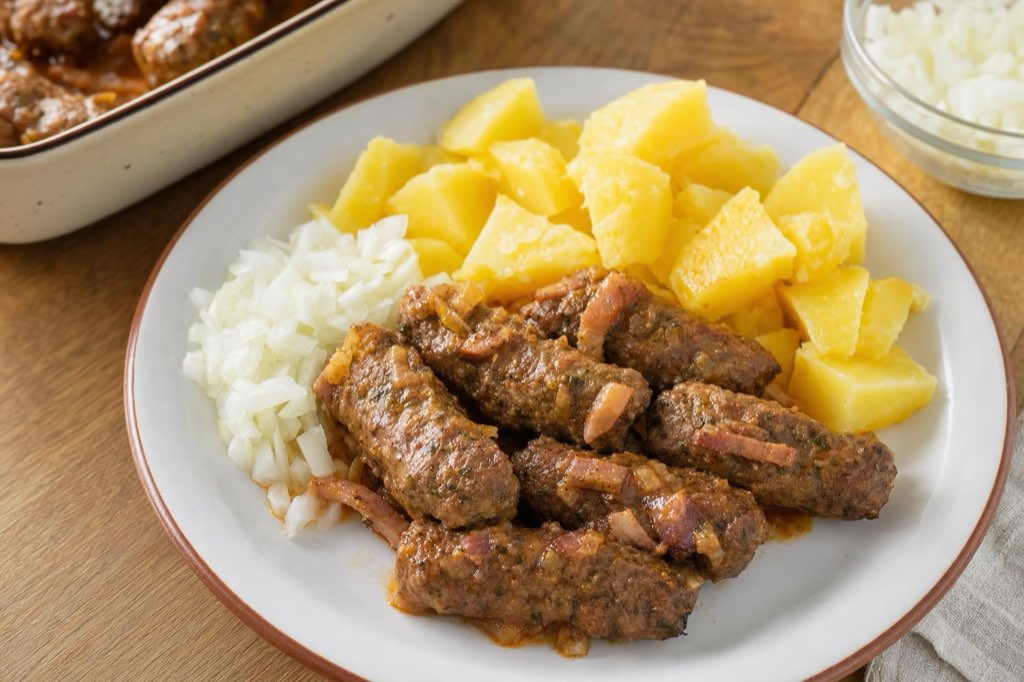 Čevabčiči: pork and bacon sausages with potatoes
