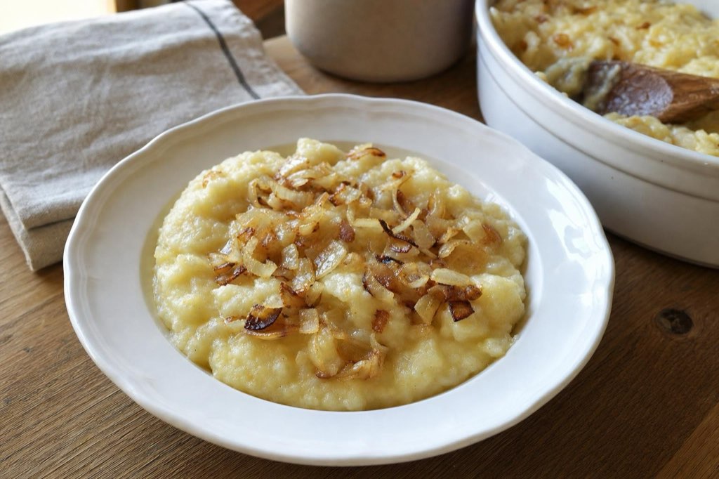 Chamuľa: Slovak potato mash with semolina and fried onions