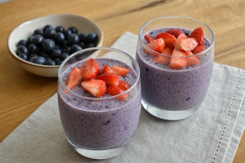 Chia puding s čučoriedkami, jahodami a medom