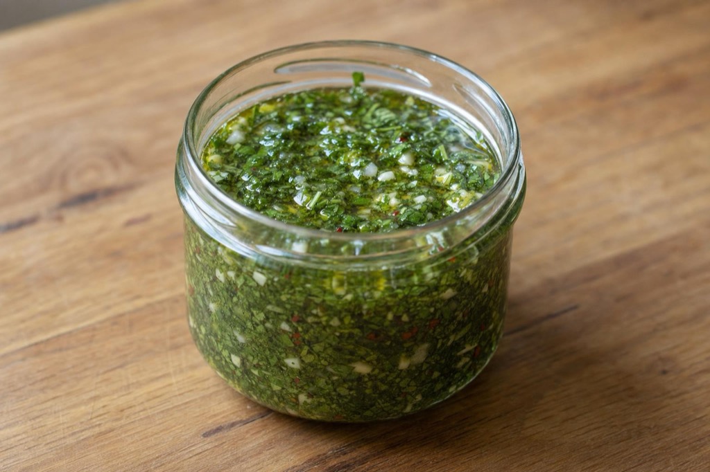 Chimichurri – argentínska cesnaková omáčka s bylinkami
