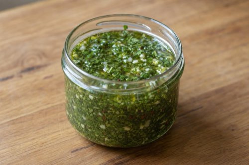 Chimichurri – argentínska cesnaková omáčka s bylinkami