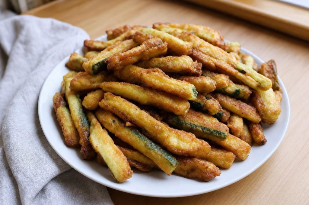 Chrumkavé cuketové tyčinky v cesnakovom cestíčku