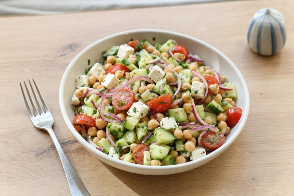 Chickpea salad with tomatoes, cucumber and feta