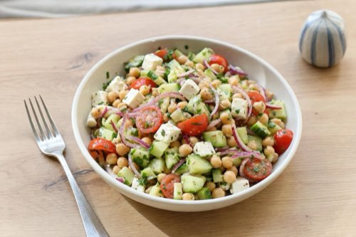 Chickpea salad with tomatoes, cucumber and feta