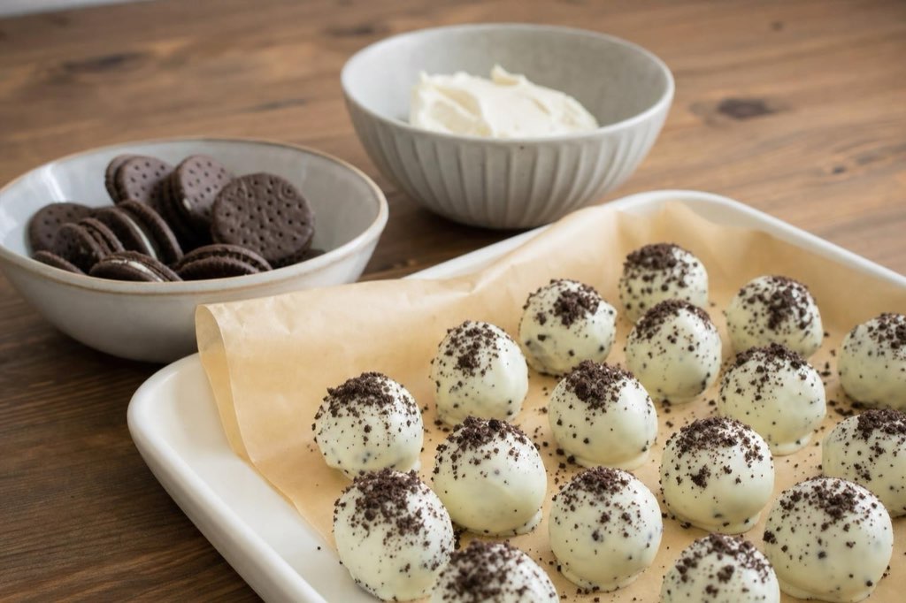 Chocolate cookie and mascarpone truffles