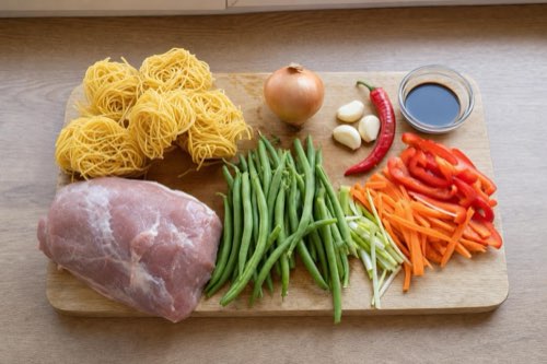 Chinesische Eiernudeln mit Schweinefleisch und Chili