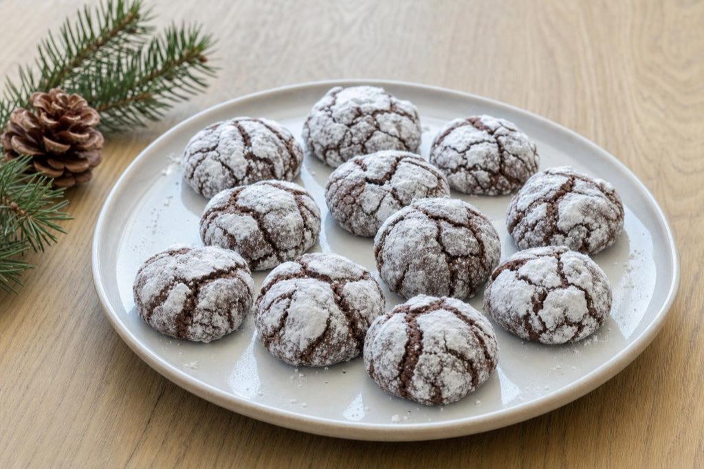 Čokoládové crinkles: těsto s 50 g kakaa vychladíte a kuličky obalíte v moučkovém cukru