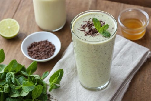 Chocolate-mint smoothie with soy milk