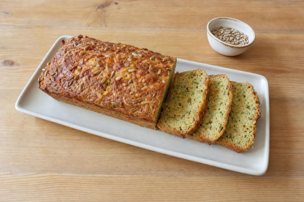 Cuketový chlebík so syrom: 300 g cukety vyžmýkate a upečiete so 120 g eidamu