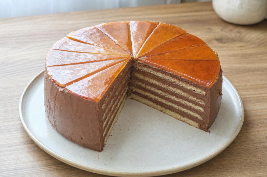 Dobošova torta s čokoládovým krémom a karamelom