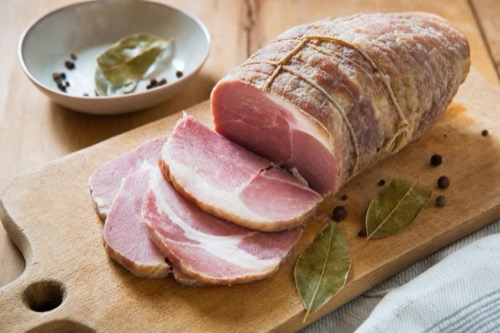 Domáca šunka naložená v soľnom láku s korením