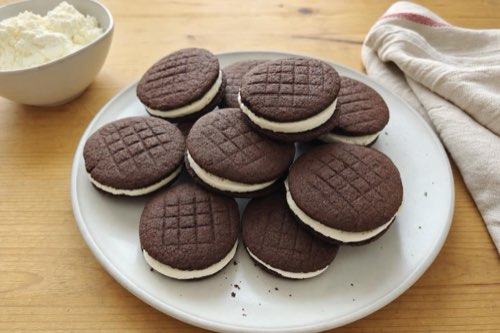 Domáce kakaové sušienky s tvarohovou plnkou ako Oreo