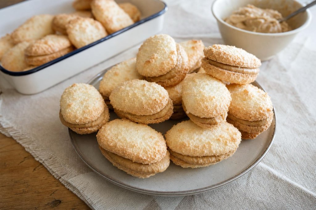 Laskonky: coconut meringues with coffee cream