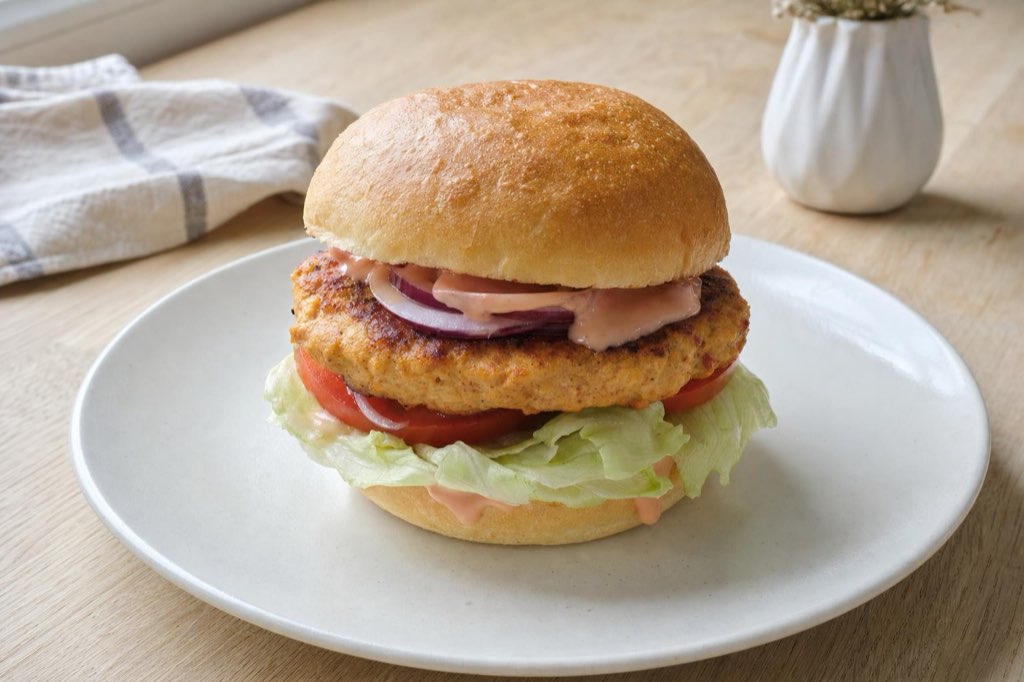 Ground chicken burgers with fresh vegetables