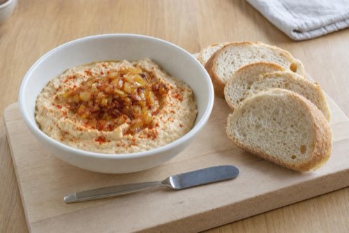 White bean spread with garlic and paprika