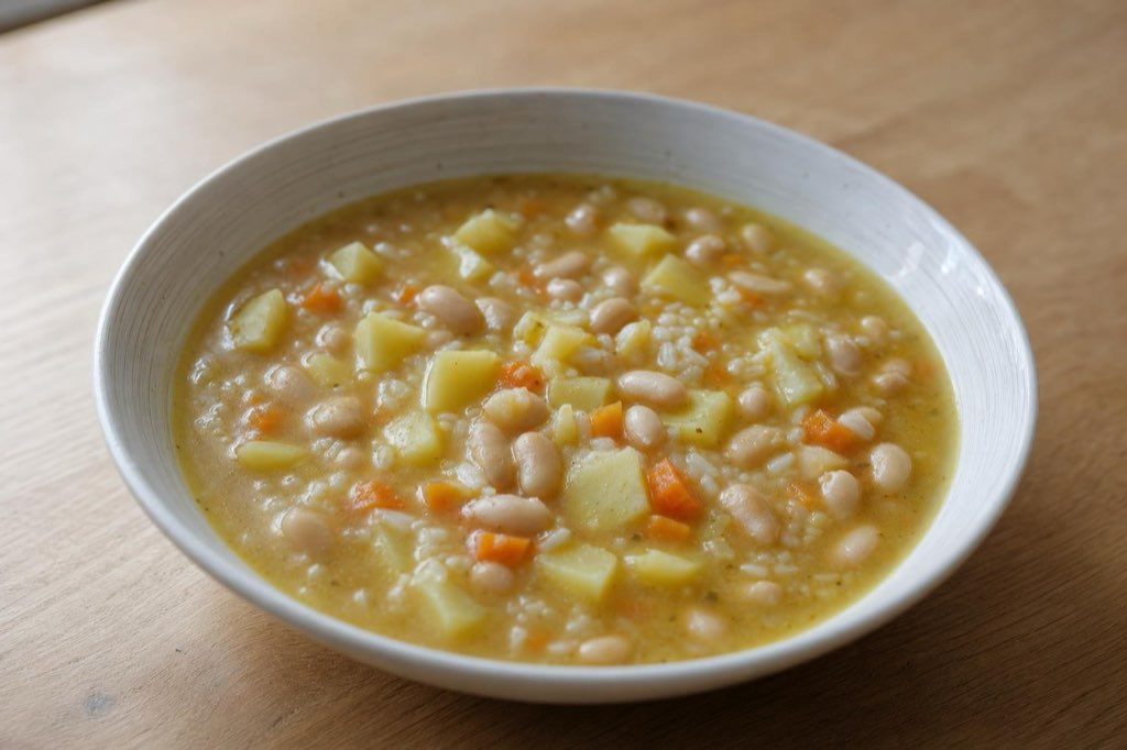Fazuľová polievka so zemiakmi a ryžou – recept starej mamy