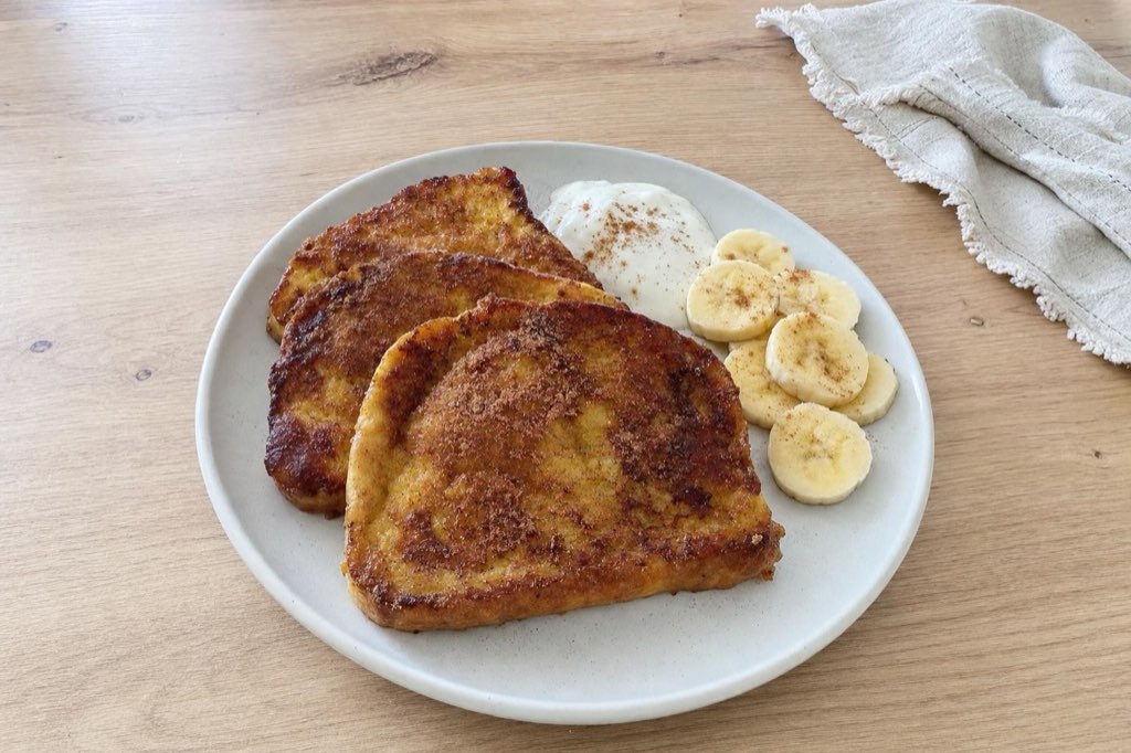 Francúzske toasty: 6 plátkov chleba namočíte vo vajci s mliekom a opečiete na masle