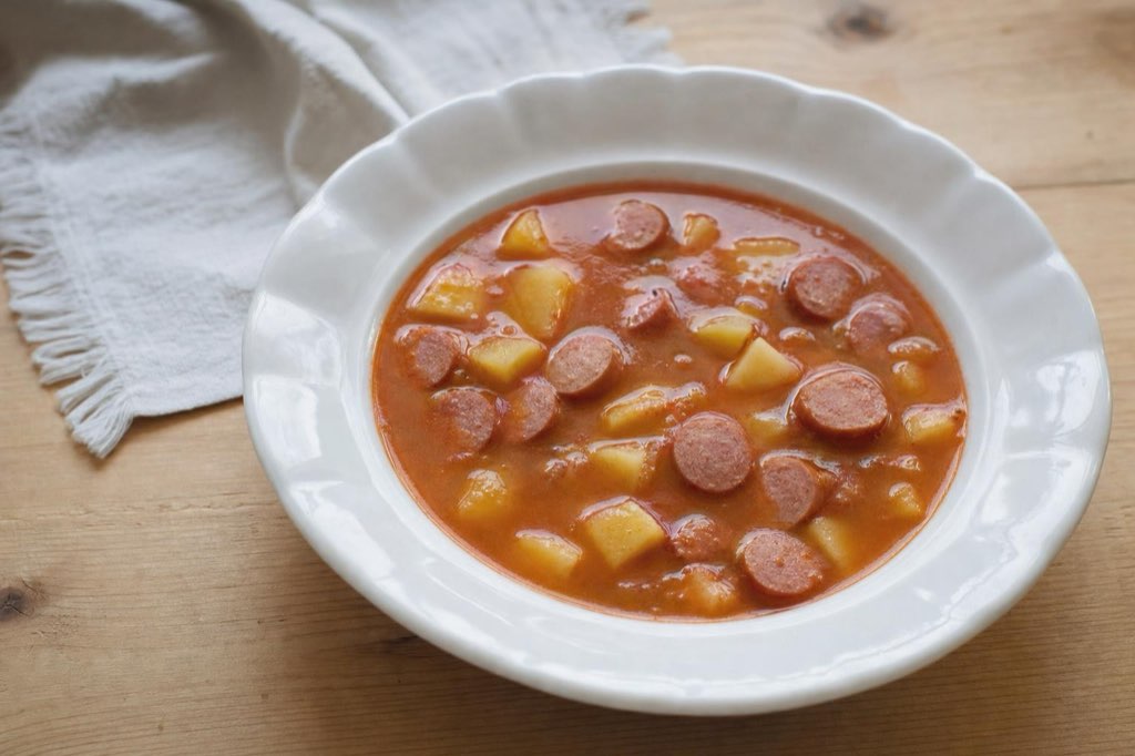 Frankfurter soup with potatoes and paprika