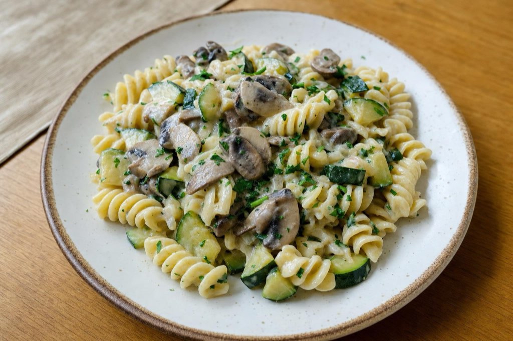 Fusilli s cuketou a hubami v horčicovo-smotanovej omáčke