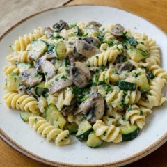 Fusilli s cuketou a hubami v horčicovo-smotanovej omáčke