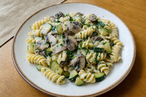 Fusilli s cuketou a hubami v horčicovo-smotanovej omáčke